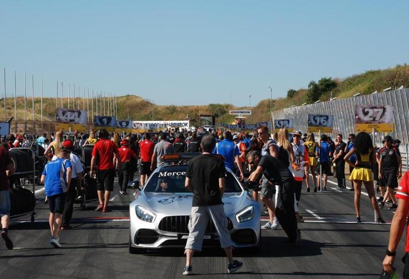 בית מלון כפרי / Pension Villa Tanahlot