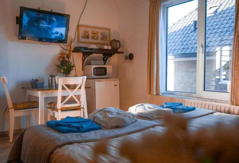 בית מלון כפרי / Pension Villa Tanahlot