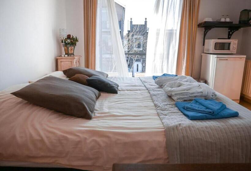 בית מלון כפרי / Pension Villa Tanahlot