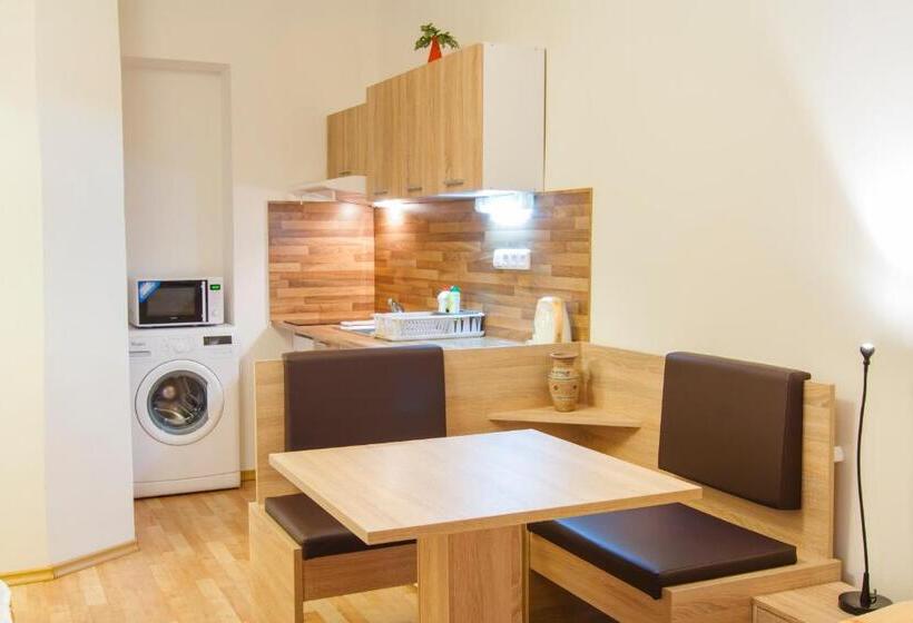 پانسیون Apartmány   Penzion Smetanka