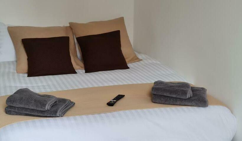 בית מלון כפרי The Selbourne