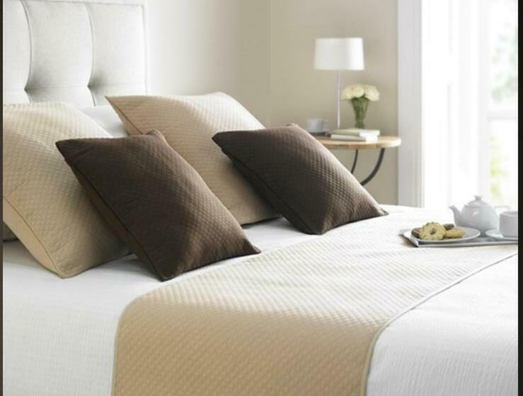 בית מלון כפרי The Selbourne