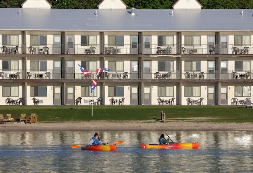 فندق Bavarian Haus Lakefront Inn