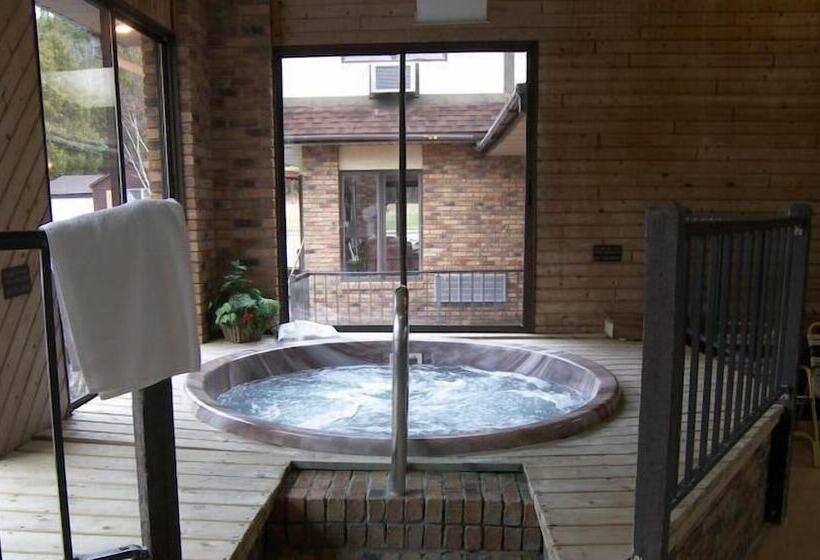 فندق Bavarian Haus Lakefront Inn