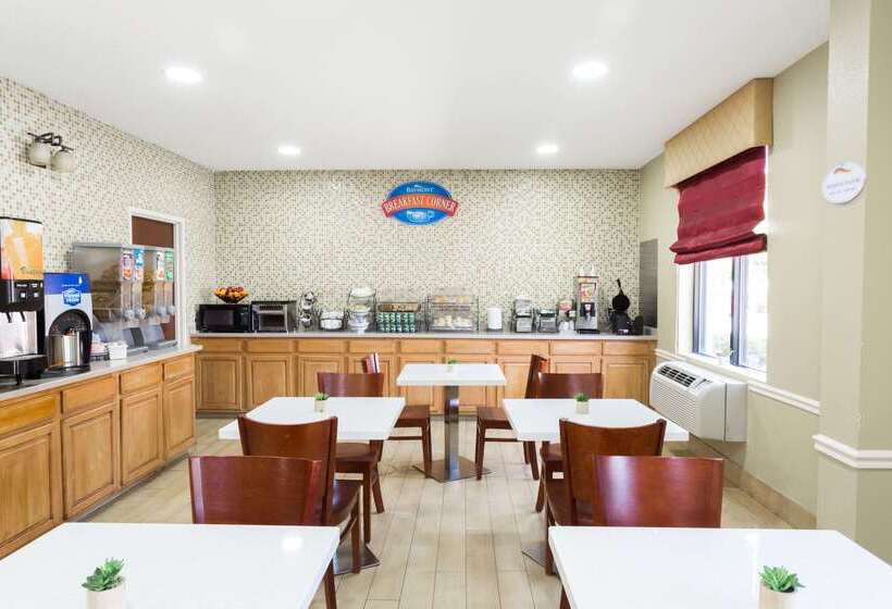 Отель Baymont By Wyndham Savannah/garden City