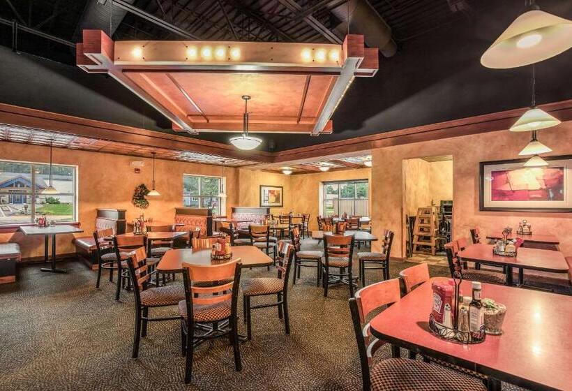 Отель Americinn & Suites By Wyndham Baraboo Event Center