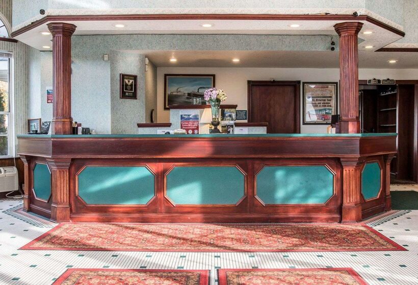 Clarion Hotel Beachfront