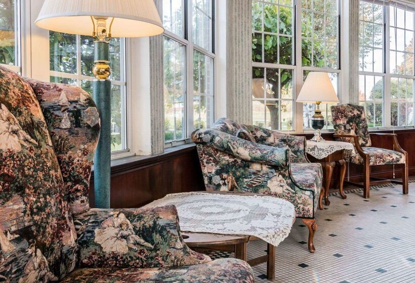 Clarion Hotel Beachfront