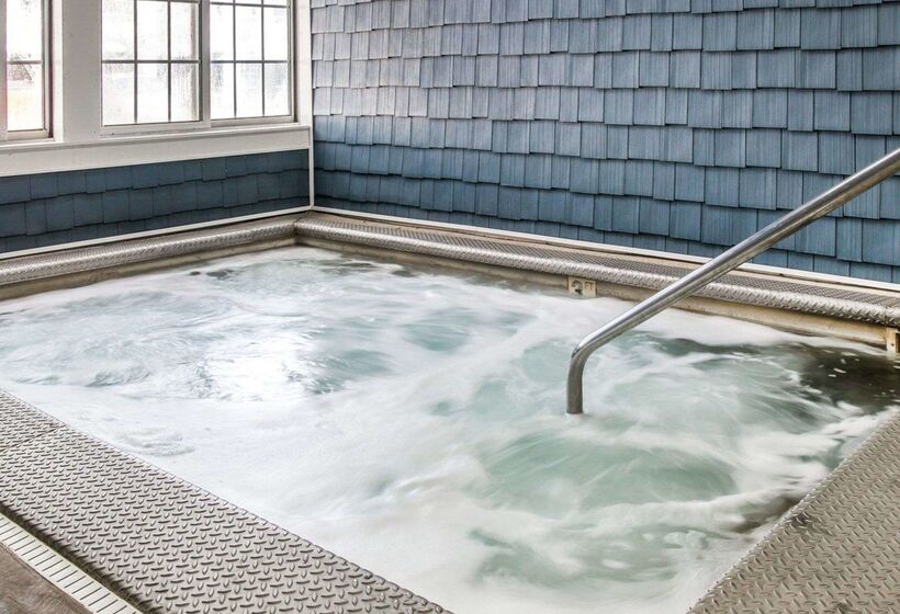 Clarion Hotel Beachfront