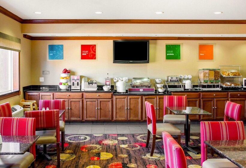 בית מלון כפרי Comfort Inn & Suites Coralville  Iowa City Near Iowa River Landing