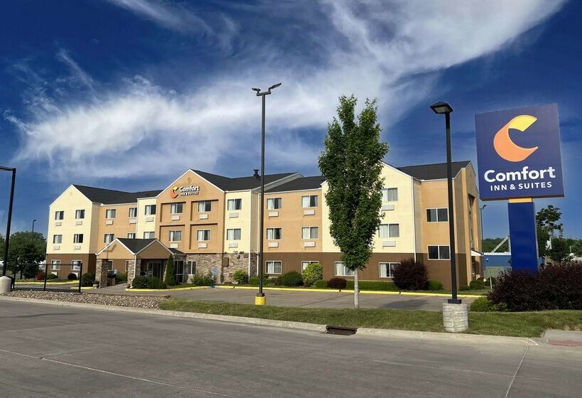בית מלון כפרי Comfort Inn & Suites Coralville  Iowa City Near Iowa River Landing