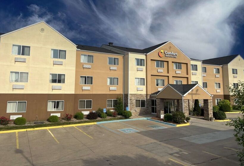 בית מלון כפרי Comfort Inn & Suites Coralville  Iowa City Near Iowa River Landing