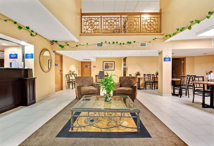 호텔 Days Inn & Suites By Wyndham Desoto