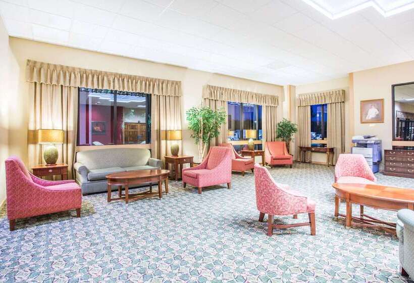 ホテル Days Inn & Suites By Wyndham Sutton Flatwoods