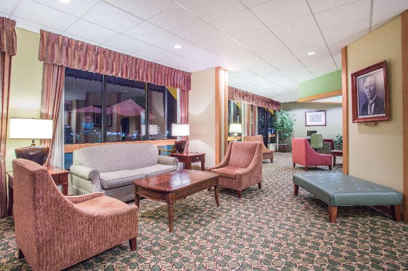 ホテル Days Inn & Suites By Wyndham Sutton Flatwoods