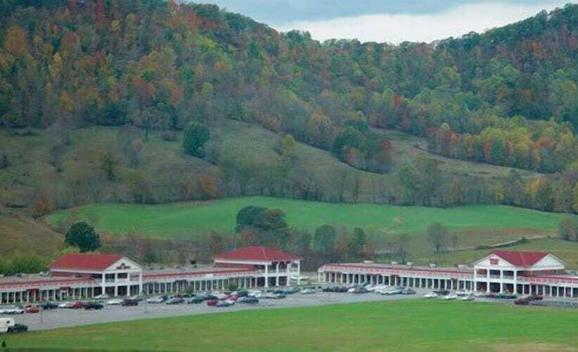 ホテル Days Inn & Suites By Wyndham Sutton Flatwoods