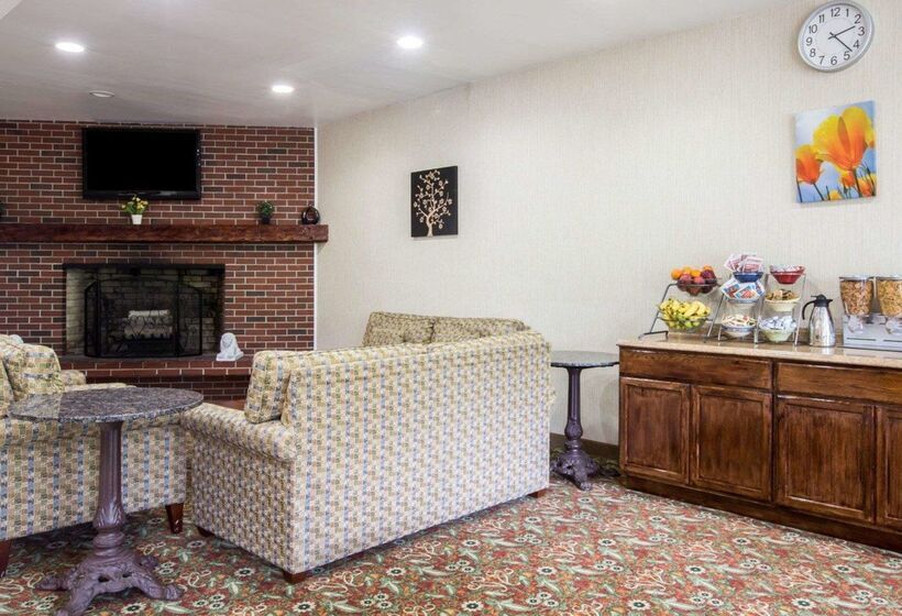 فندق Econo Lodge Lakes Region