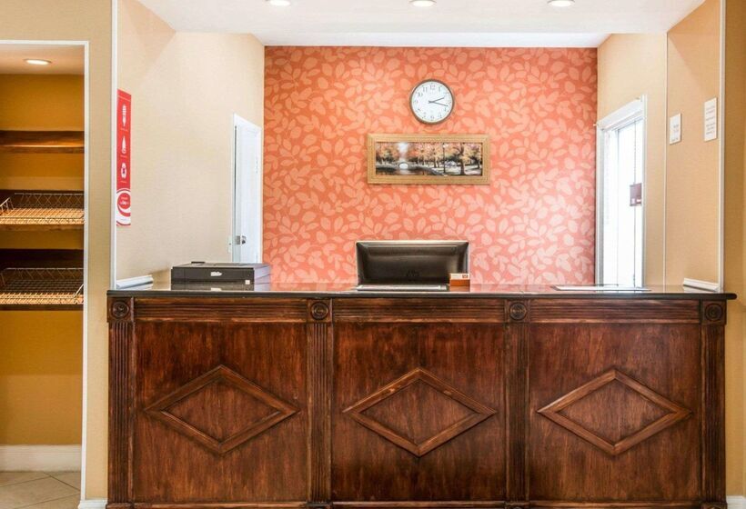 فندق Econo Lodge Lakes Region