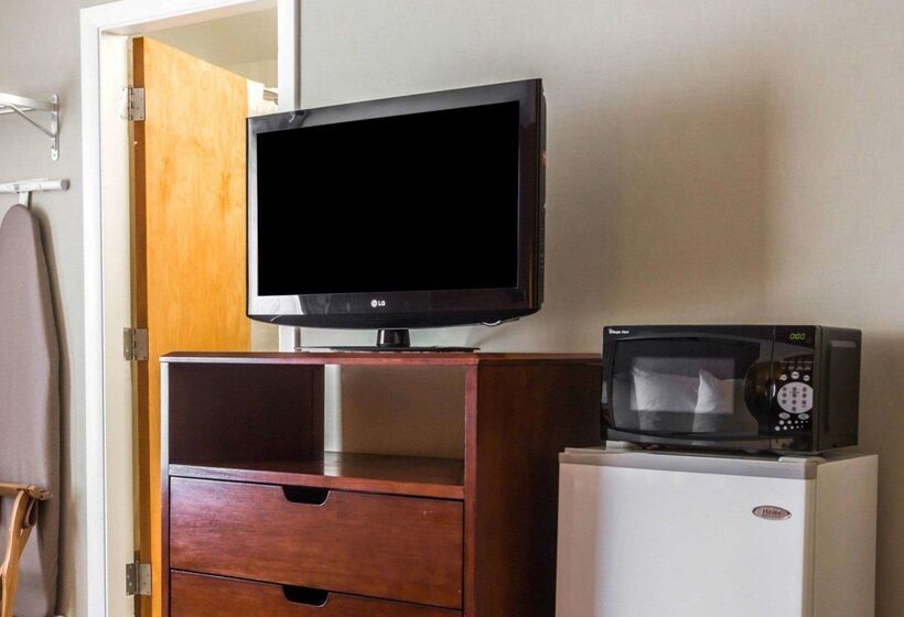 فندق Econo Lodge Lakes Region