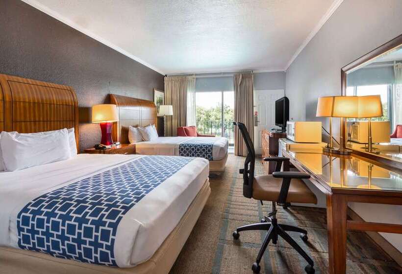 فندق The Block215