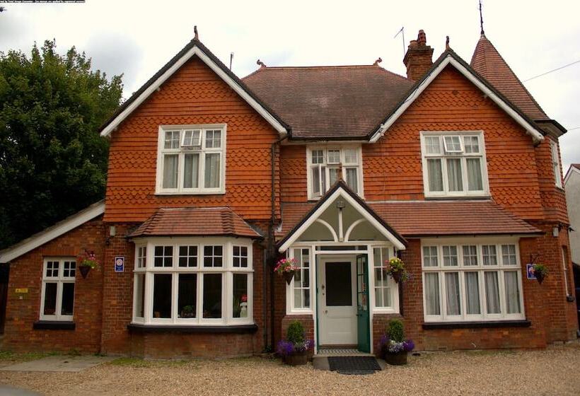 Отель Gatwick Turret Guest House