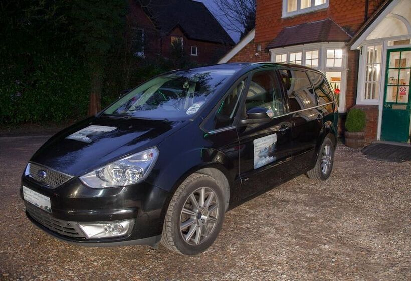 Отель Gatwick Turret Guest House