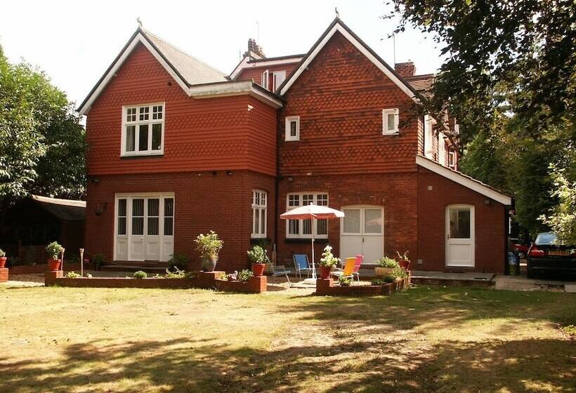 Отель Gatwick Turret Guest House