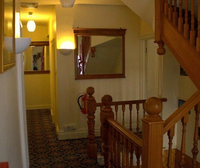 Отель Gatwick Turret Guest House