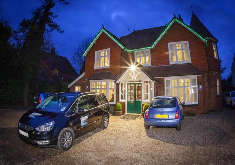 Отель Gatwick Turret Guest House