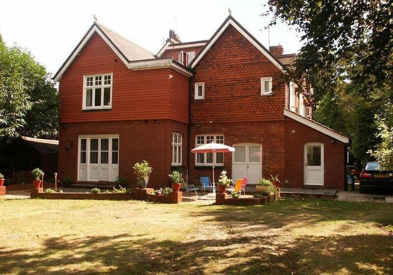 Отель Gatwick Turret Guest House