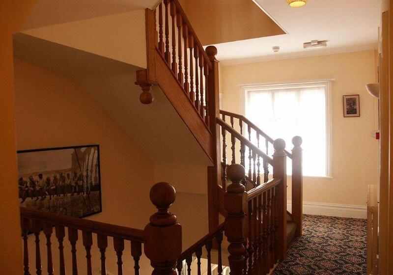 Отель Gatwick Turret Guest House