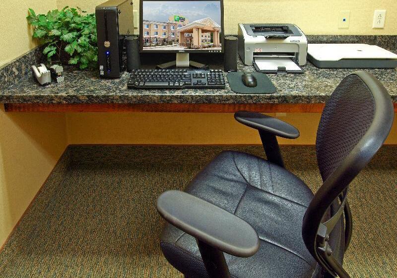 Holiday Inn Express Hotel & Suites Carthage, An Ihg