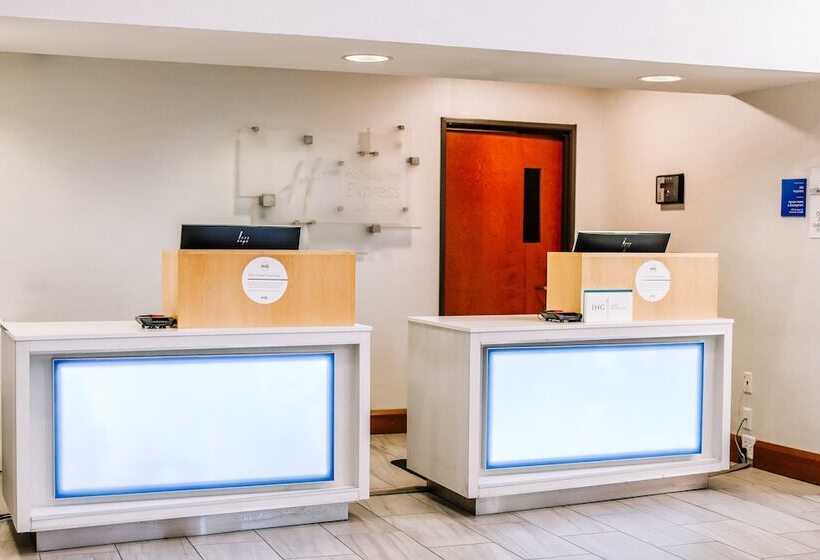 בית מלון כפרי Holiday Inn Express & Suites Charlottesville   Ruckersville, An Ihg