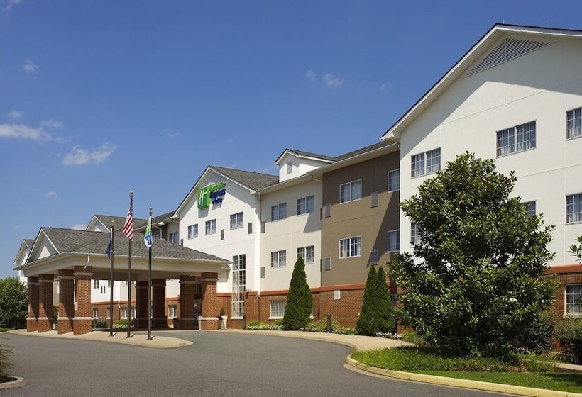 בית מלון כפרי Holiday Inn Express & Suites Charlottesville   Ruckersville, An Ihg