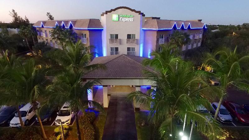 בית מלון כפרי Holiday Inn Express & Suites Naples Downtown   5th Avenue, An Ihg