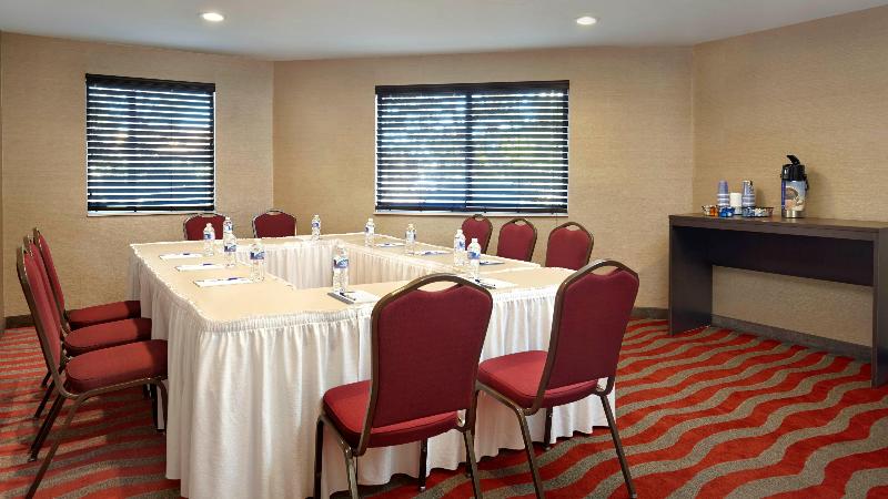 בית מלון כפרי Holiday Inn Express & Suites Naples Downtown   5th Avenue, An Ihg