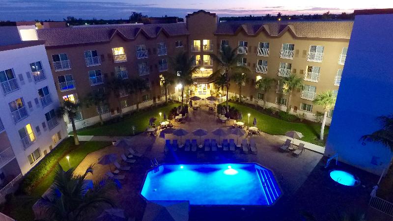 בית מלון כפרי Holiday Inn Express & Suites Naples Downtown   5th Avenue, An Ihg
