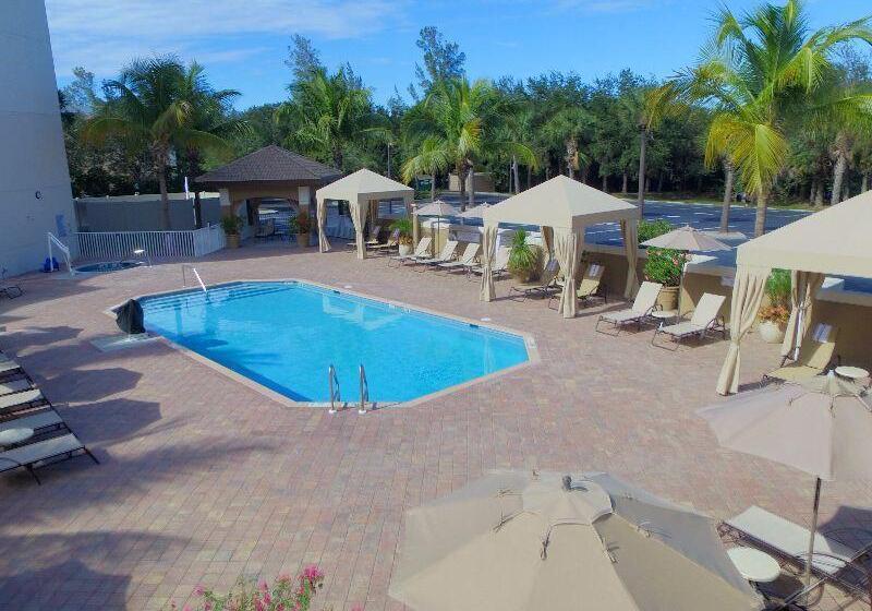 בית מלון כפרי Holiday Inn Express & Suites Naples Downtown   5th Avenue, An Ihg