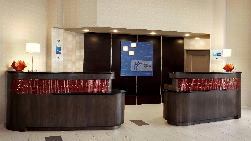 בית מלון כפרי Holiday Inn Express & Suites Naples Downtown   5th Avenue, An Ihg