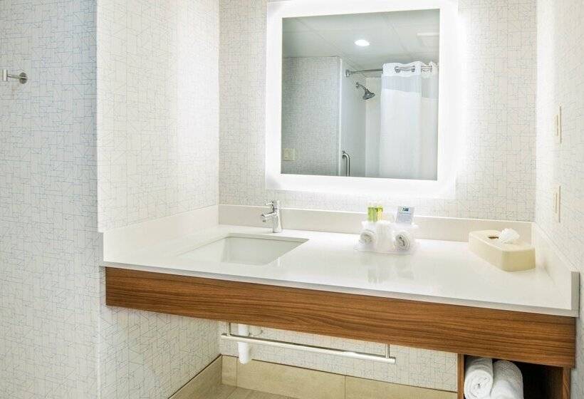 فندق Holiday Inn Express Woodbridge, An Ihg