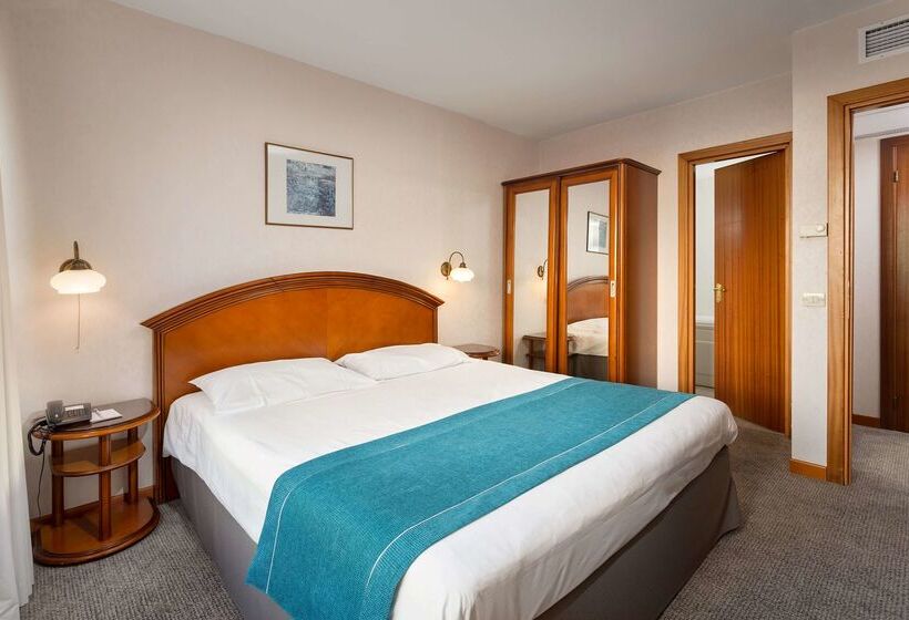 هتل Ramada By Wyndham Bucharest Parc