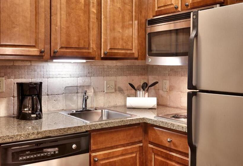 Отель Staybridge Suites Omaha 80th And Dodge, An Ihg