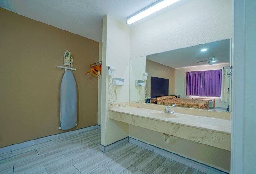 בית מלון כפרי Texas Inn San Benito Near Harlingen