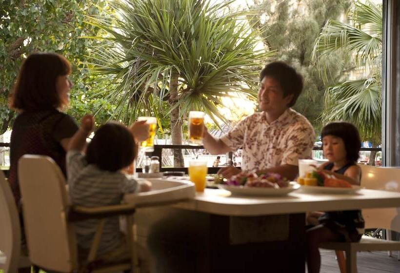 בית מלון כפרי The Beach Tower Okinawa