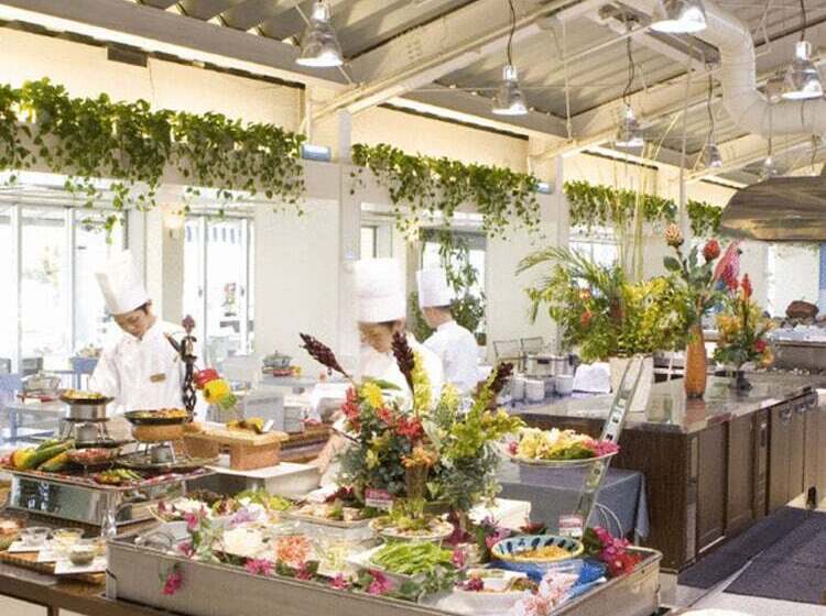 בית מלון כפרי The Beach Tower Okinawa