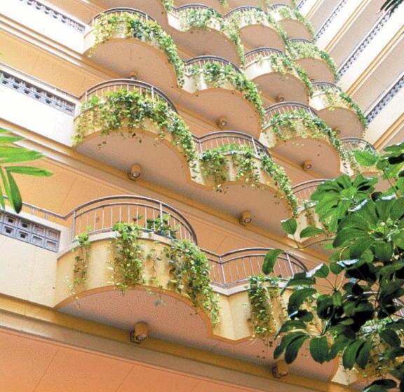 בית מלון כפרי The Beach Tower Okinawa