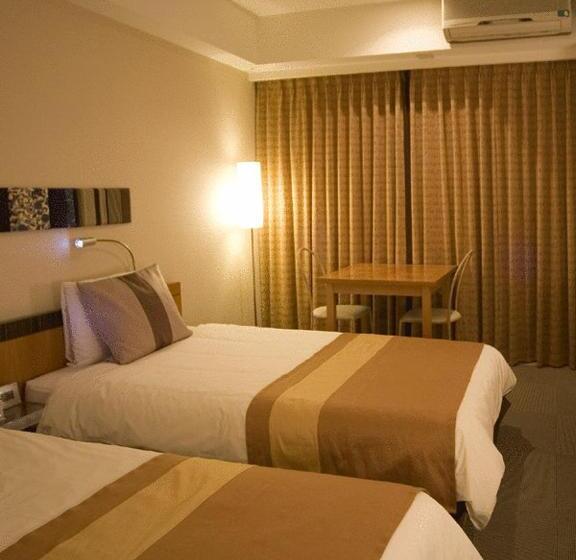 בית מלון כפרי The Beach Tower Okinawa