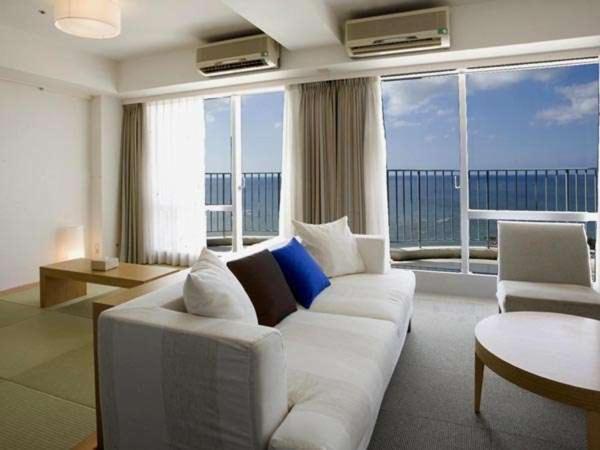 בית מלון כפרי The Beach Tower Okinawa