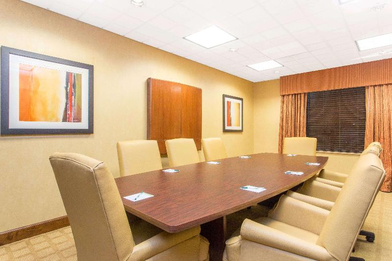 هتل Wingate By Wyndham Savannah Pooler