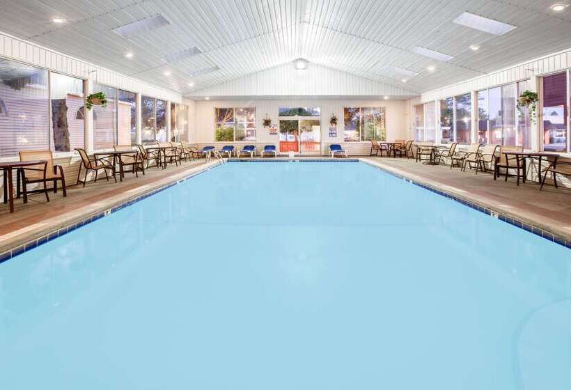 모텔 Super 8 Beachfront By Wyndham Mackinaw City, Mi